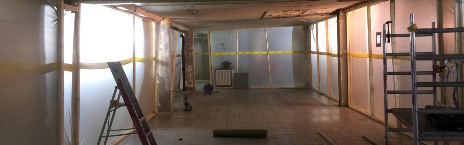 In september is Hein Heun Asbestsaneringen ingeschakeld voor een project in een winkelcentrum te Amersfoort. Het asbest is aangetroffen onder de betonbalken die op de begane grond van een appartementencomplex waren aangebracht. Zaak voor onze saneerders om voorzichtig het asbest te verwijderen. De locatie is eerst afgezet en geheel afgeschermd met folie. Daarnaast is er een speciale afzuiginstallatie aangebracht om het vrij gekomen stof meteen af te zuigen en de ruimte op onderdruk te zetten. Door de onderdruk te creeëren zorgt de installatie ervoor dat het stof niet vrij kan komen. Vervolgens zijn onze deskundige medewerkers met beschermende kleding en maskers begonnen aan het, in ploegendienst, verwijderen van de asbesthoudende delen. Door in ploegendienst te werken liep de verbouwing van het centrum geen vertraging op en konden de deadlines worden gehaald. De bewoners van het appartementencomplex hebben lichte overlast gehad van onze werkzaamheden. Hiervoor hebben we alle bewoners in het zonnetje gezet met een bosje bloemen.