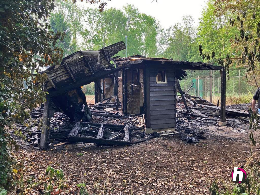 Bij een brand is een sportkantine in Zwolle compleet verwoest. In het houten gebouw waren asbesthoudende materialen verwerkt. Hein Heun heeft het materiaal opgeruimd en afgevoerd.