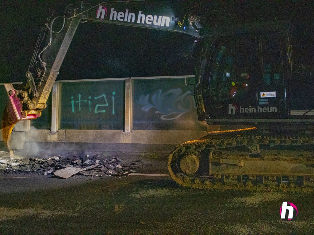 Hein Heun - Verwijderen asfalt snelweg nabij Ravenstein