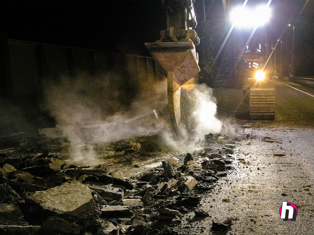 Hein Heun - Verwijderen asfalt snelweg nabij Ravenstein