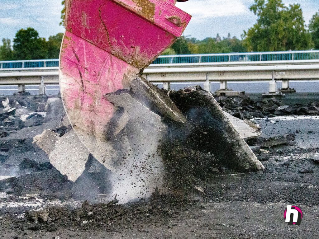 Hein Heun - Verwijderen asfalt snelweg nabij Ravenstein