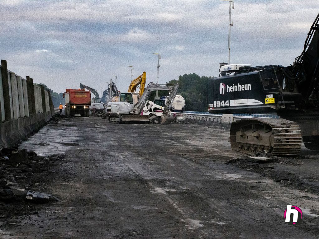 Hein Heun - Verwijderen asfalt snelweg nabij Ravenstein