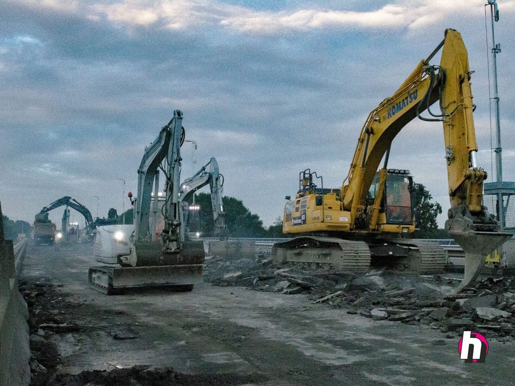 Hein Heun - Verwijderen asfalt snelweg nabij Ravenstein