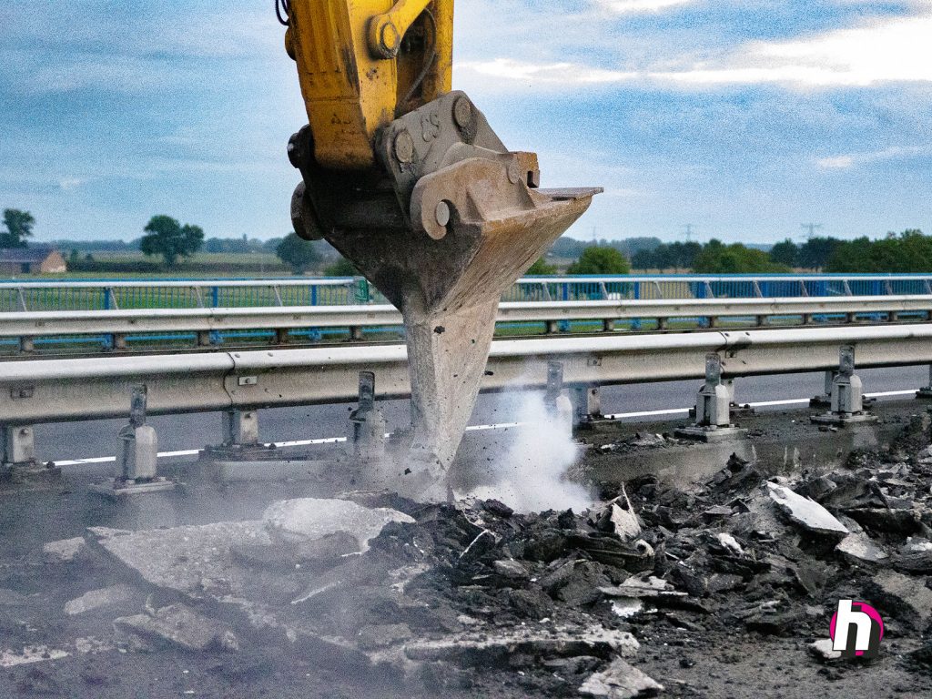 Hein Heun - Verwijderen asfalt snelweg nabij Ravenstein