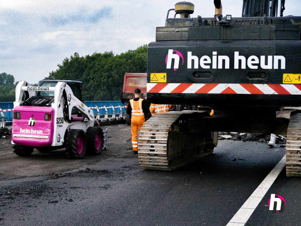 Hein Heun - Verwijderen asfalt snelweg nabij Ravenstein