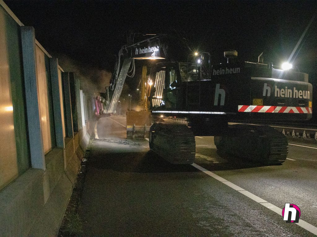 Hein Heun - Verwijderen asfalt snelweg nabij Ravenstein