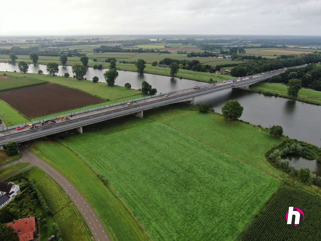 Hein Heun - Verwijderen asfalt snelweg nabij Ravenstein