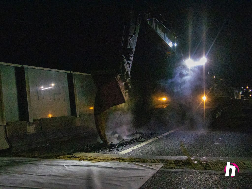 Hein Heun - Verwijderen asfalt snelweg nabij Ravenstein