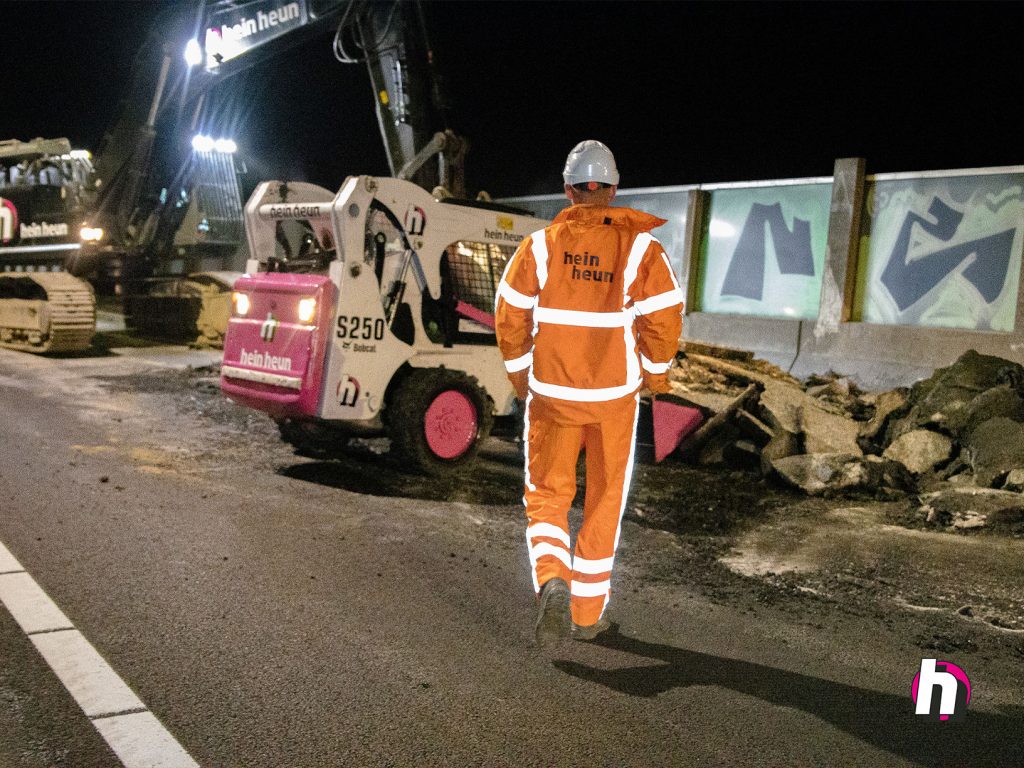 Hein Heun - Verwijderen asfalt snelweg nabij Ravenstein